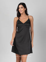 Μαύρο σατέν κοντό νυχτικό με χιαστί ραντάκια
