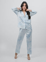 Γαλάζια σατέν πιτζάμα με μοτίβο