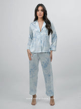 Γαλάζια σατέν πιτζάμα με μοτίβο