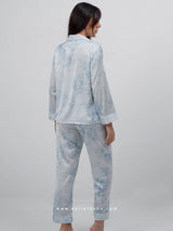 Γαλάζια σατέν πιτζάμα με μοτίβο