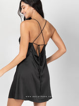 Μαύρο σατέν κοντό νυχτικό με χιαστί ραντάκια