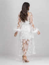 Νυφική λευκή μακριά ρόμπα με πούπουλα στα μανίκια