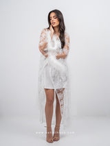 Νυφική λευκή μακριά ρόμπα με πούπουλα στα μανίκια