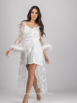 Νυφική λευκή μακριά ρόμπα με πούπουλα στα μανίκια