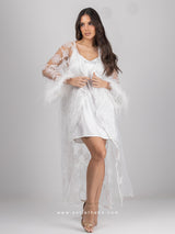 Νυφική λευκή μακριά ρόμπα με πούπουλα στα μανίκια