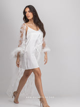 Νυφική λευκή μακριά ρόμπα με πούπουλα στα μανίκια