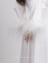 Νυφική λευκή μακριά ρόμπα με πούπουλα