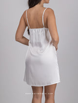 Νυφική λευκή μακριά ρόμπα με νυχτικό και πούπουλα στα μανίκια