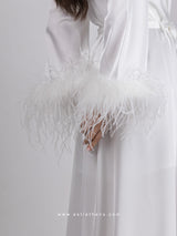 Νυφική λευκή μακριά ρόμπα με νυχτικό και πούπουλα στα μανίκια