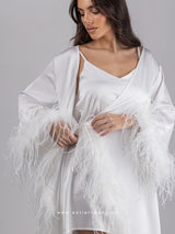 Νυφική λευκή μακριά ρόμπα με νυχτικό και πούπουλα στα μανίκια