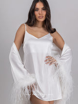 Νυφική λευκή μακριά ρόμπα με νυχτικό και πούπουλα στα μανίκια