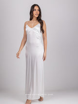 Λευκό σατέν μακρύ νυχτικό με χιαστί ραντάκια