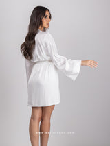 Λευκή σατέν ρόμπα με ζώνη