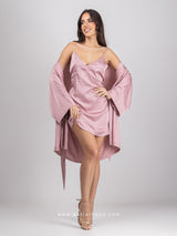 Ροζ σατέν ρόμπα με ζώνη & ροζ σατέν κοντό νυχτικό