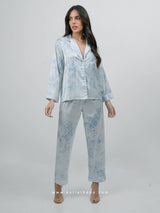 Γαλάζια σατέν πιτζάμα με μοτίβο