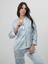 Γαλάζια σατέν πιτζάμα με μοτίβο