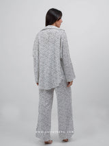 Λευκή πιτζάμα με μαύρο πουά μοτίβο