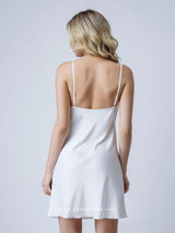 Λευκό σατέν νυχτικό με δαντέλα και σκίσιμο