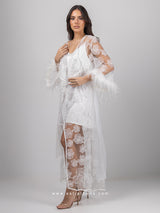 Νυφική λευκή μακριά ρόμπα με πούπουλα στα μανίκια