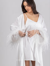 Νυφική λευκή μακριά ρόμπα με πούπουλα