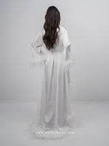 Νυφική λευκή μακριά ρόμπα με νυχτικό και πούπουλα στα μανίκια