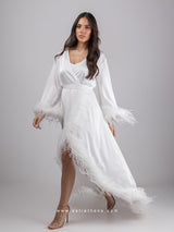 Νυφική λευκή μακριά ρόμπα με νυχτικό και πούπουλα στα μανίκια