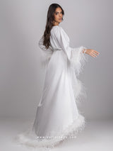 Νυφική λευκή μακριά ρόμπα με νυχτικό και πούπουλα στα μανίκια