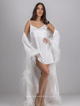 Νυφική λευκή μακριά ρόμπα με νυχτικό και πούπουλα στα μανίκια