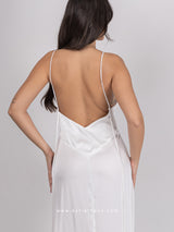 Λευκό σατέν μακρύ νυχτικό με χιαστί ραντάκια