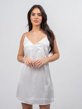 Λευκό σατέν κοντό νυχτικό με χιαστί ραντάκια