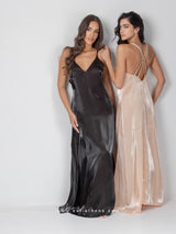 Μαύρο μακρύ νυχτικό με ανοίγματα στο πλάι και χιαστί πλάτη