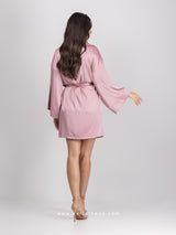 Ροζ σατέν ρόμπα με ζώνη