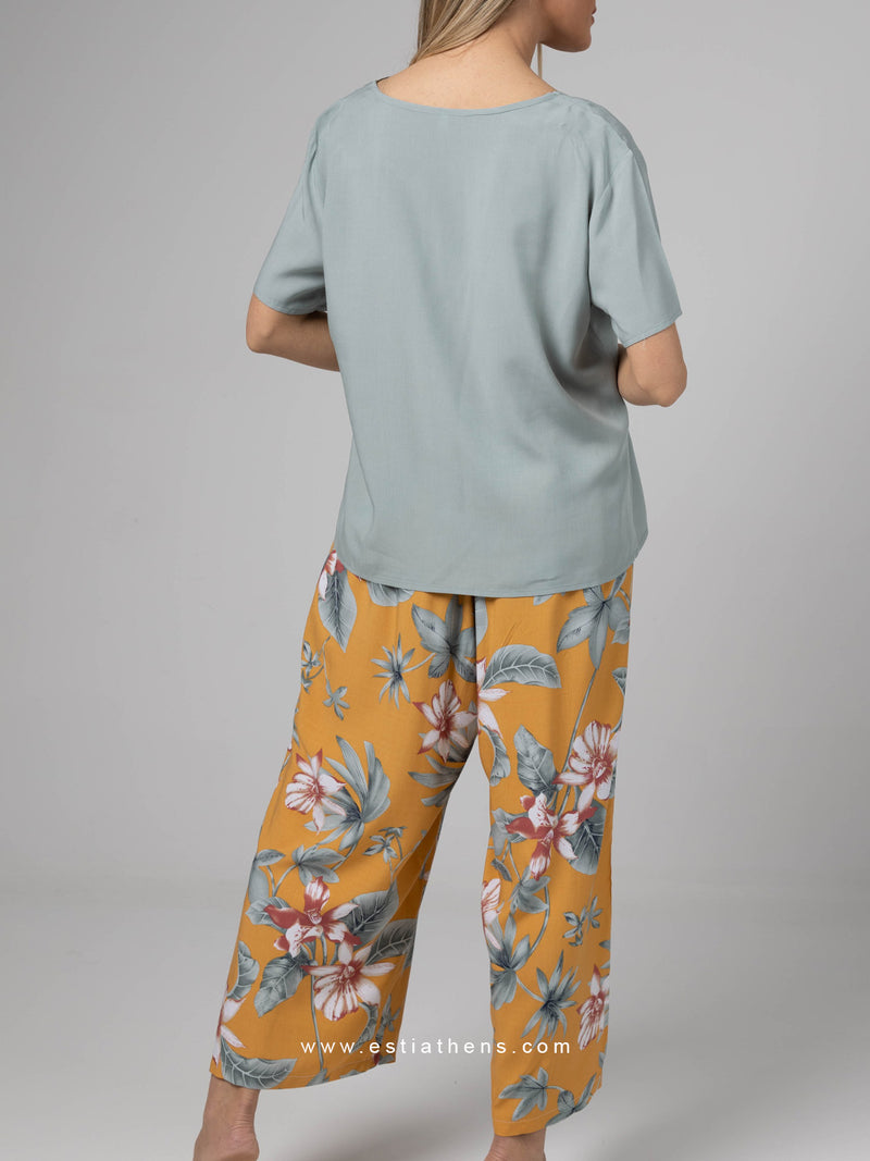 Παντελόνι floral & μονόχρωμη μπλούζα