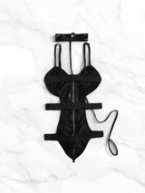 Μαύρο vinyl string κορμάκι με φερμουάρ και choker

