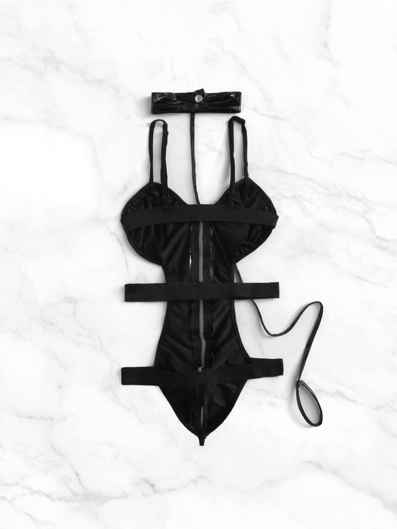 Μαύρο vinyl string κορμάκι με φερμουάρ και choker
